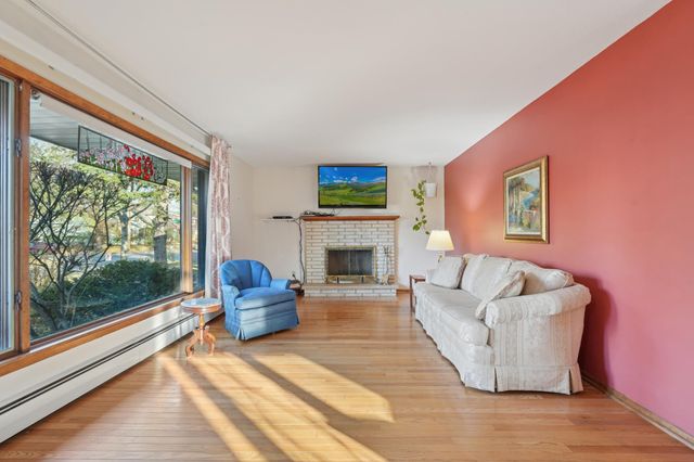 990 Hawthorne Avenue E, Saint Paul, MN 55106