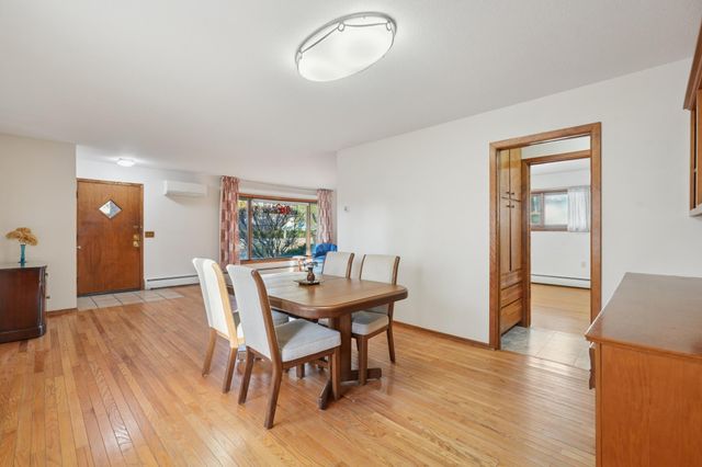 990 Hawthorne Avenue E, Saint Paul, MN 55106