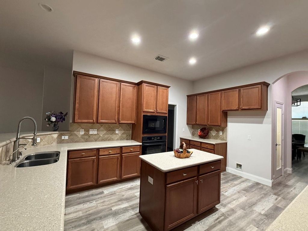 Image 11 of property listing at 2015 Rustic Oak Lane N, Richmond, TX 77469