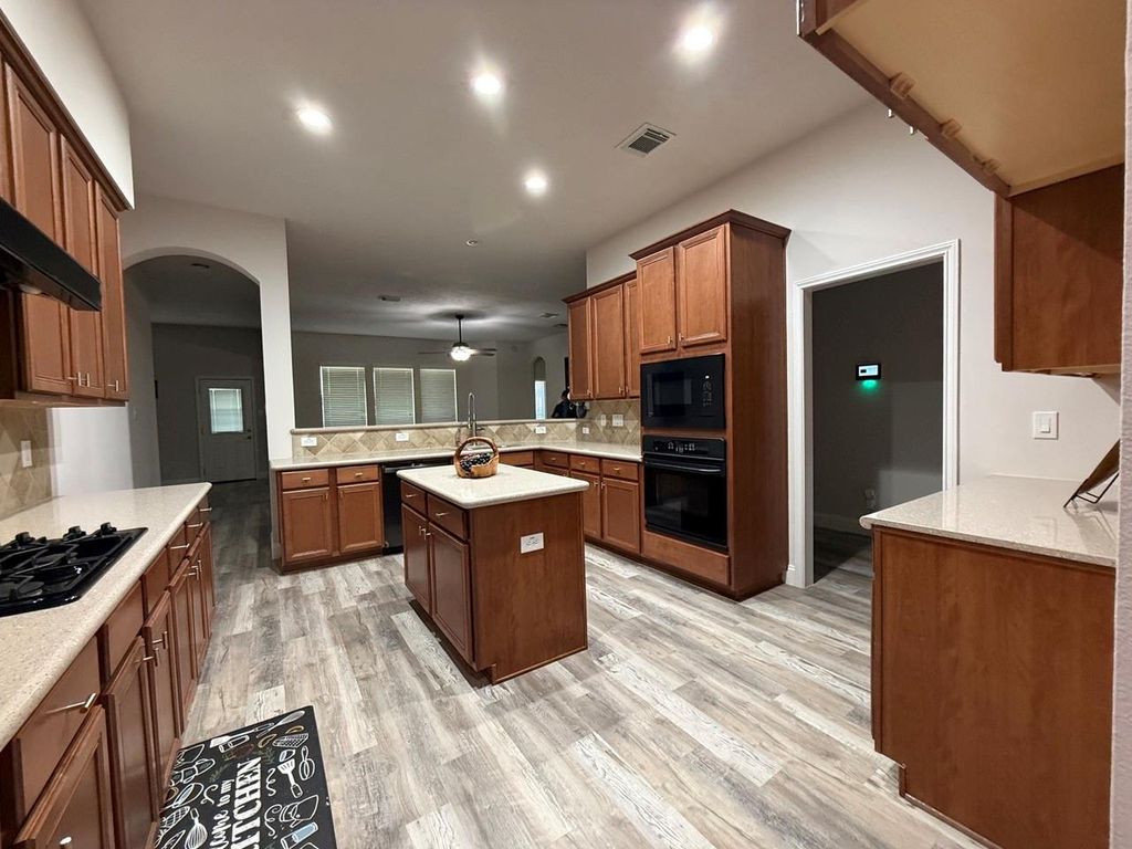 Image 12 of property listing at 2015 Rustic Oak Lane N, Richmond, TX 77469