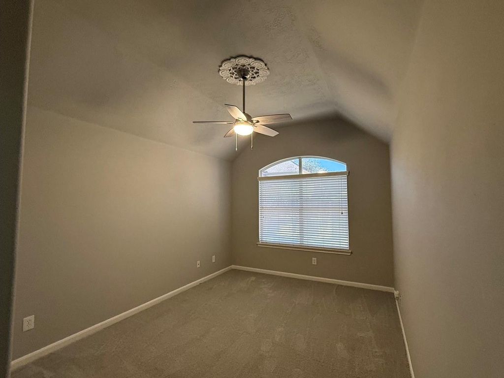 Image 19 of property listing at 2015 Rustic Oak Lane N, Richmond, TX 77469