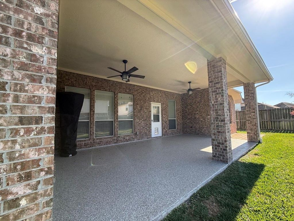 Image 31 of property listing at 2015 Rustic Oak Lane N, Richmond, TX 77469