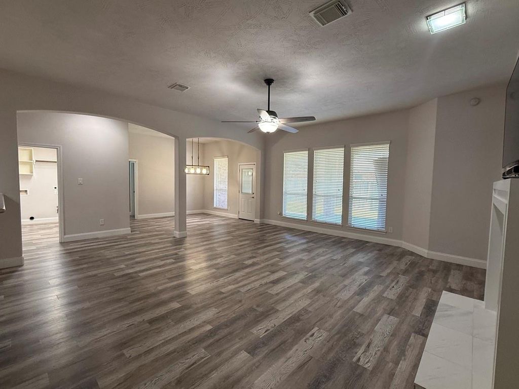 Image 8 of property listing at 2015 Rustic Oak Lane N, Richmond, TX 77469