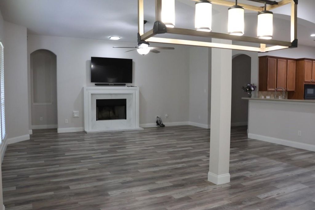 Image 9 of property listing at 2015 Rustic Oak Lane N, Richmond, TX 77469