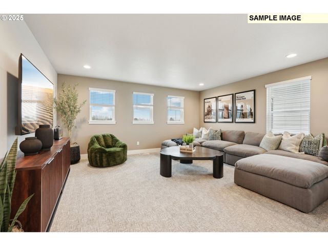 708 Magnolia Ave 44, Woodburn, OR 97071