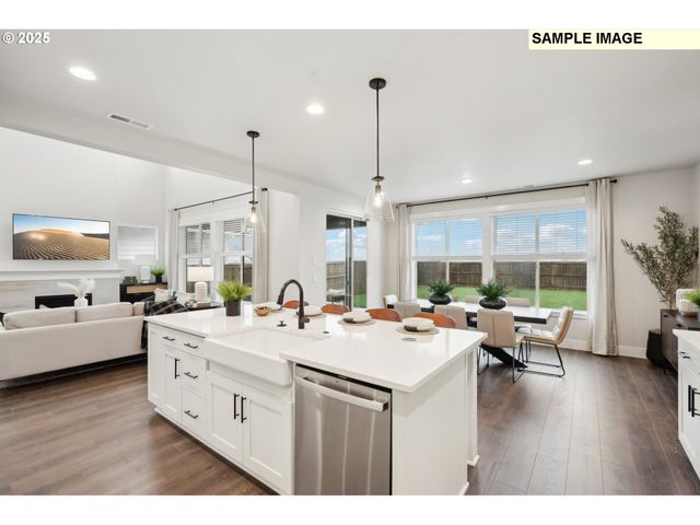 708 Magnolia Ave 44, Woodburn, OR 97071