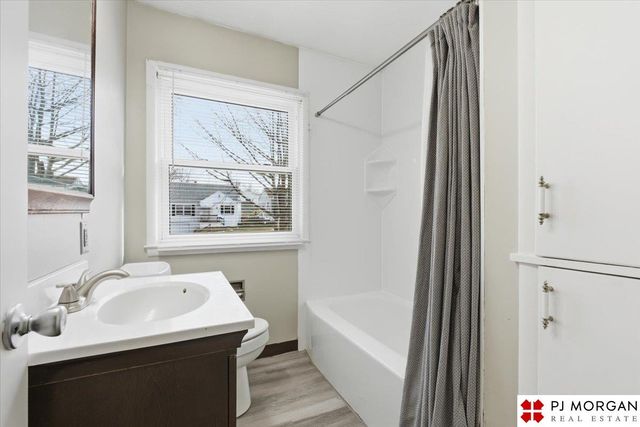 2112 S 49th Street, Omaha, NE 68106