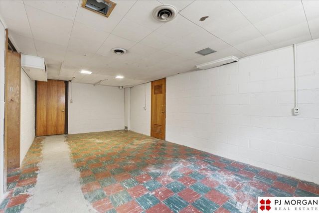 2112 S 49th Street, Omaha, NE 68106