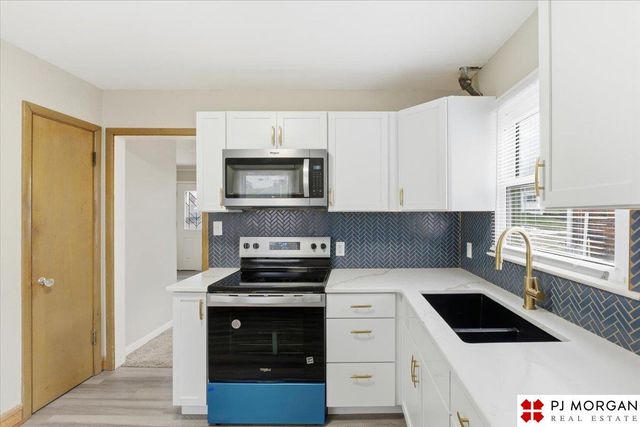 2112 S 49th Street, Omaha, NE 68106