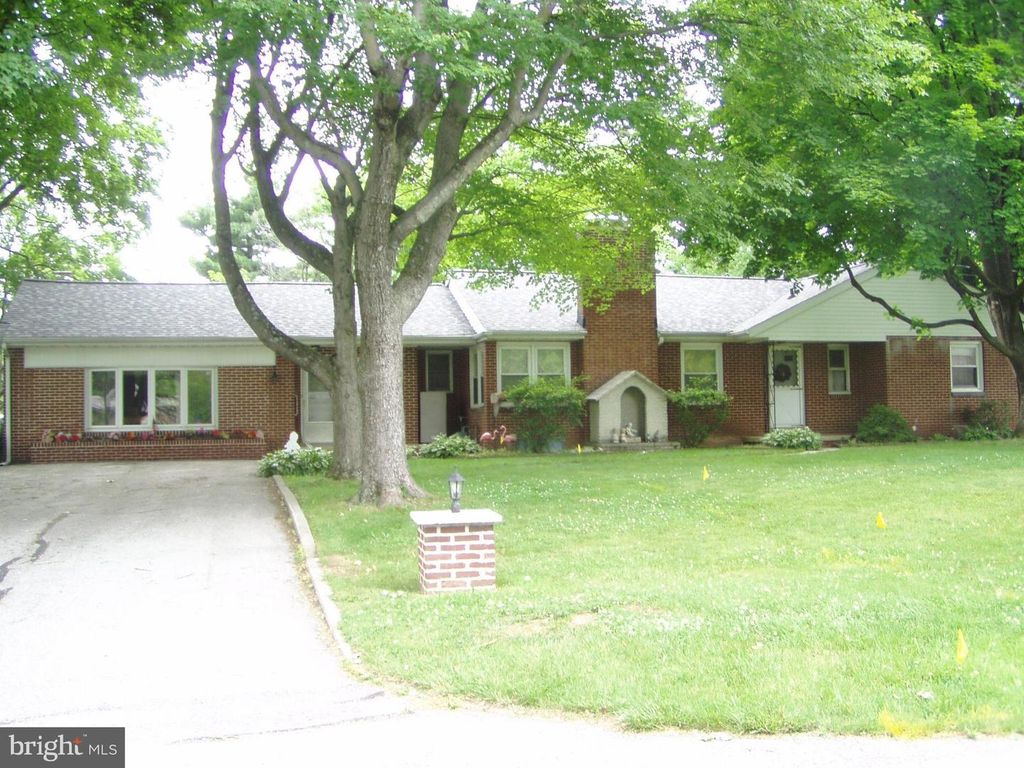 Image 1 of property listing at 15 MEMORIES LN, Abbottstown, PA 17301