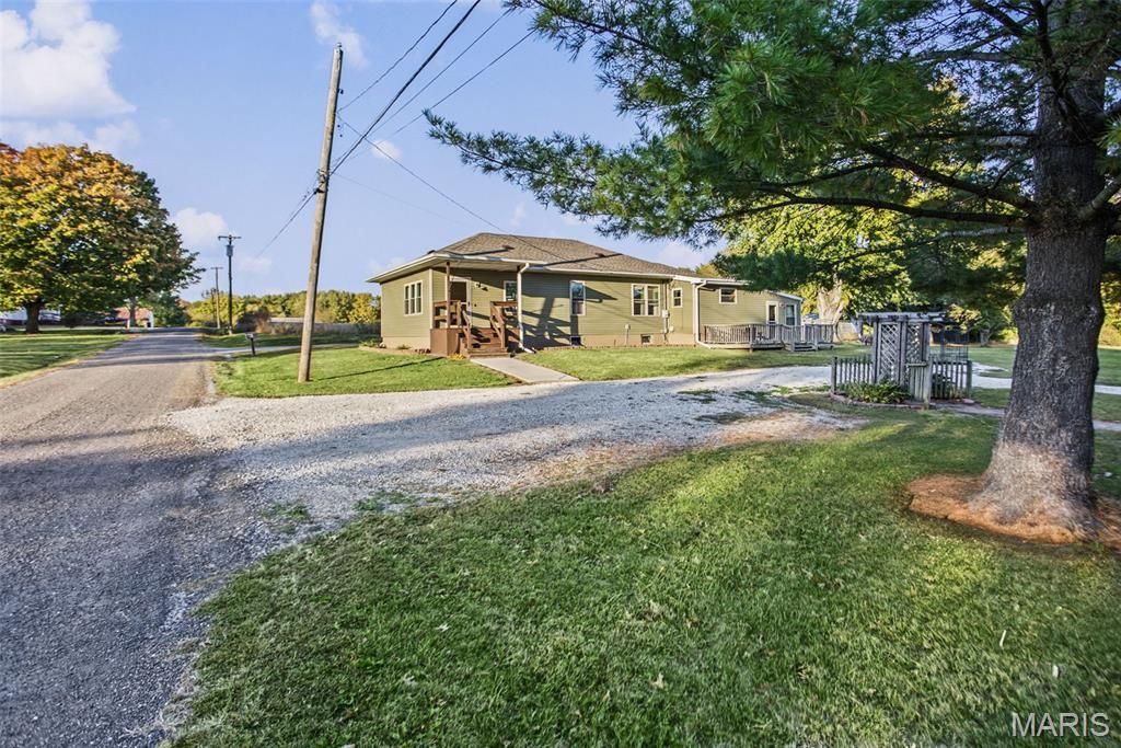 Image 4 of property listing at 1 N Cobb Street, Roodhouse, IL 62082