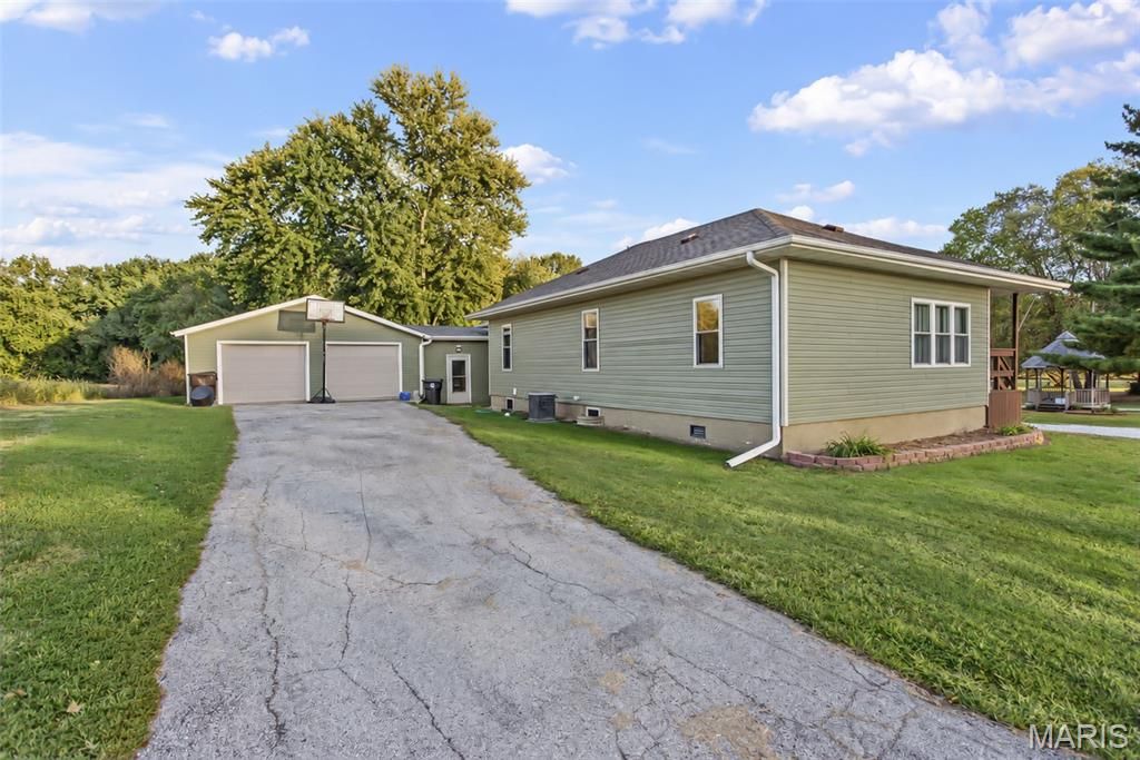 Image 7 of property listing at 1 N Cobb Street, Roodhouse, IL 62082