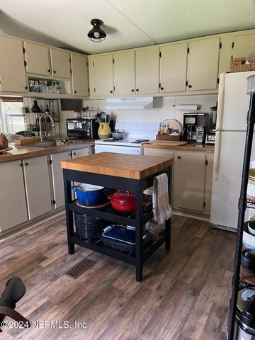 112 VIOLET Circle, Interlachen, FL 32148