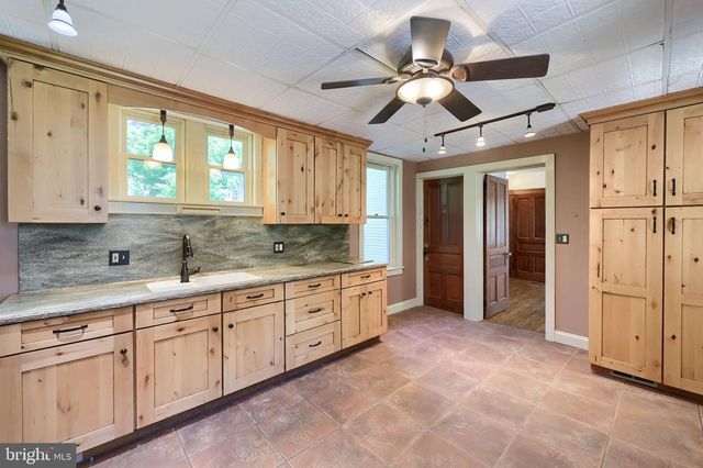 820 FRIEDENSBURG RD, Reading, PA 19606