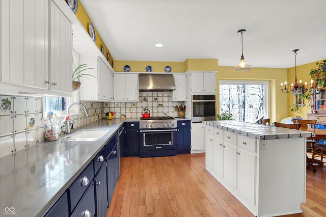 80 Williamsburg Court, Zionsville, IN 46077