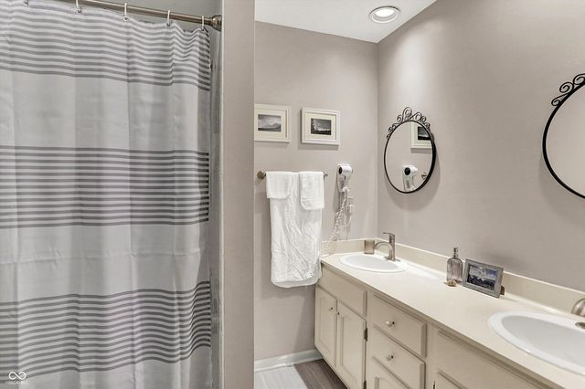 80 Williamsburg Court, Zionsville, IN 46077
