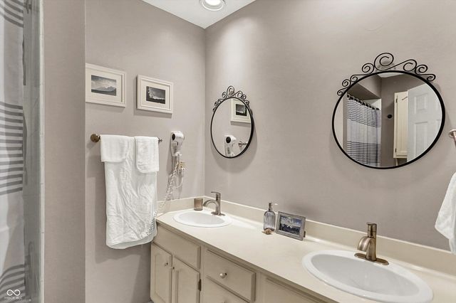 80 Williamsburg Court, Zionsville, IN 46077