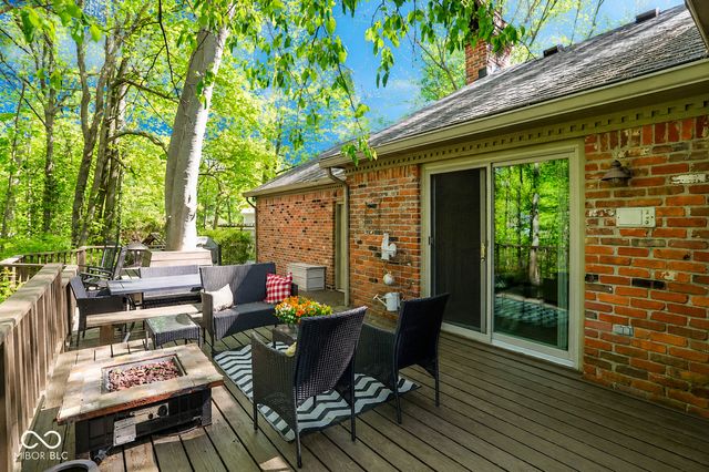 80 Williamsburg Court, Zionsville, IN 46077