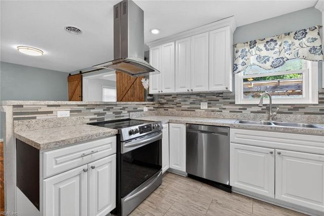 3104 Coach House LN, Virginia Beach, VA 23452