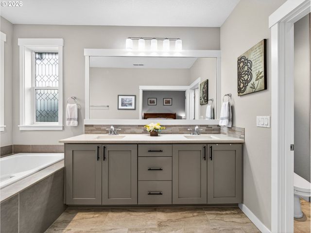 15261 Holcomb Blvd, Oregon City, OR 97045