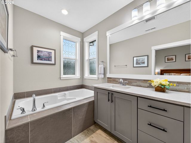 15261 Holcomb Blvd, Oregon City, OR 97045