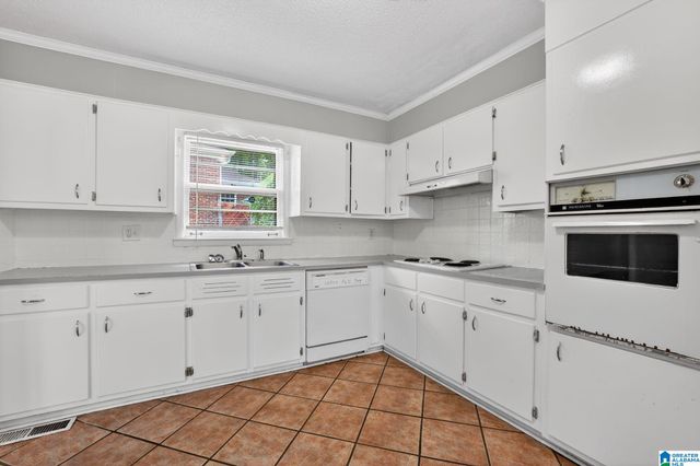 945 RIDGEWOOD CIRCLE, Birmingham, AL 35235