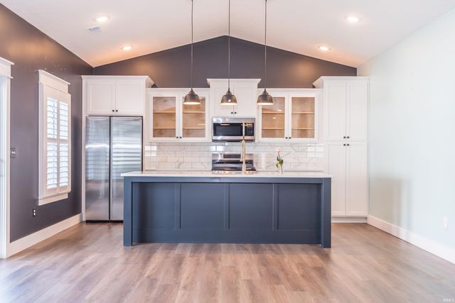 902 Stonehenge Drive, Bedford, IN 47421