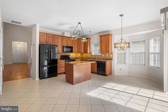 28 RAINFLOWER LN, West Windsor, NJ 08550