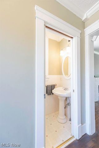 227 Roselawn Avenue NE, Warren, OH 44483