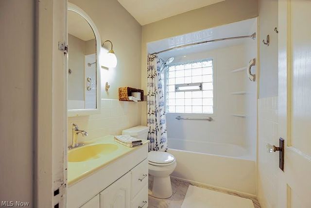227 Roselawn Avenue NE, Warren, OH 44483
