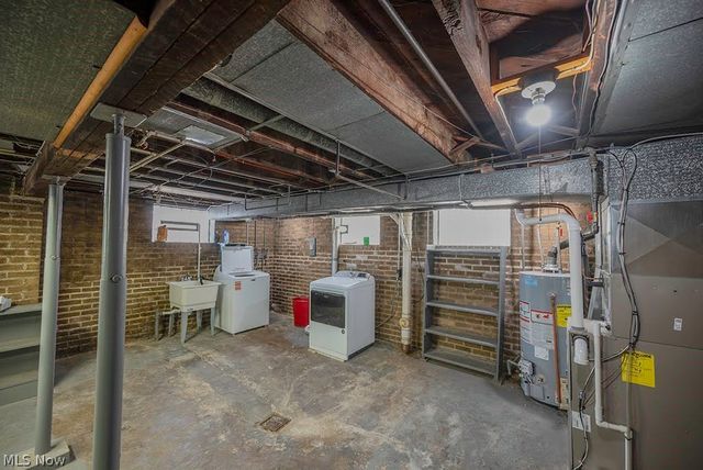 227 Roselawn Avenue NE, Warren, OH 44483
