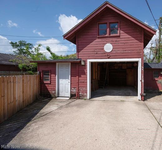 227 Roselawn Avenue NE, Warren, OH 44483