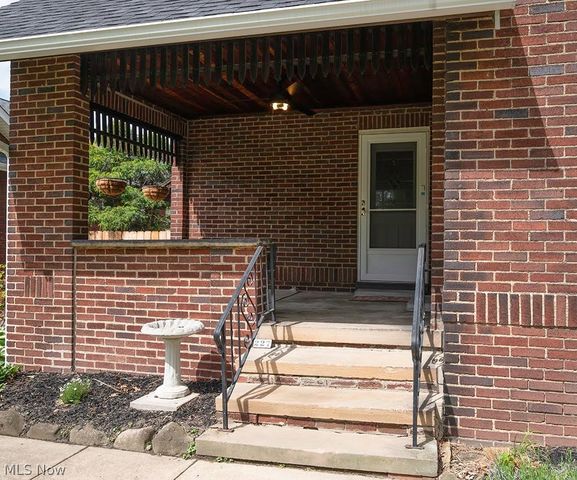 227 Roselawn Avenue NE, Warren, OH 44483
