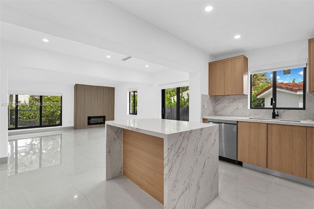 998 SW 11th St, Miami, FL 33129