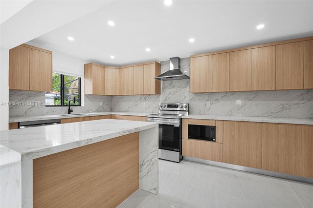 998 SW 11th St, Miami, FL 33129