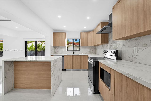 998 SW 11th St, Miami, FL 33129