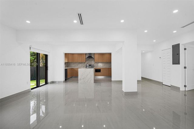 998 SW 11th St, Miami, FL 33129