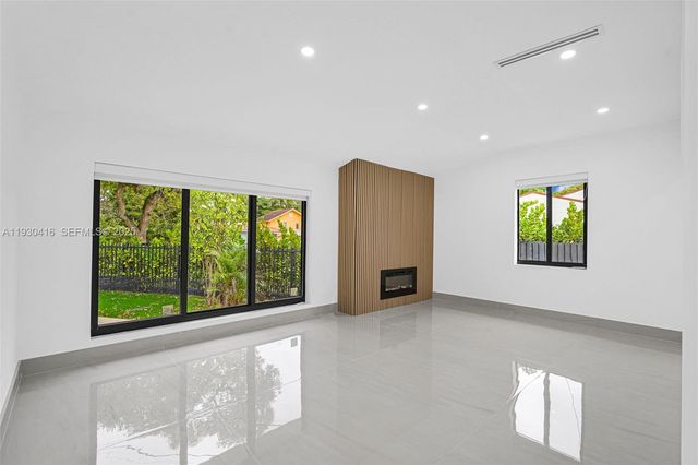 998 SW 11th St, Miami, FL 33129