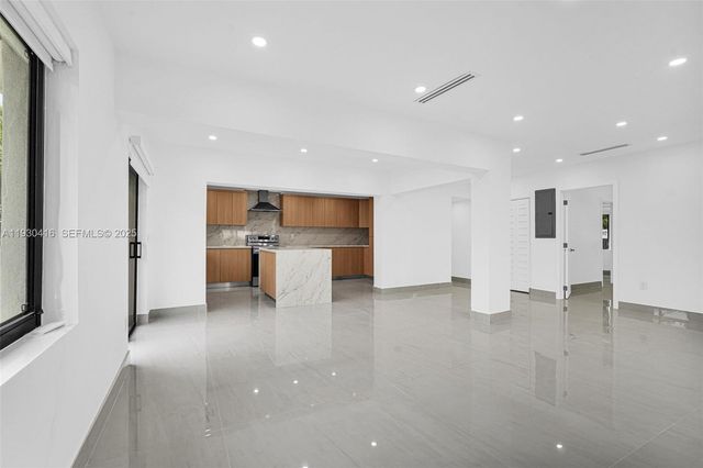 998 SW 11th St, Miami, FL 33129