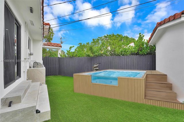 998 SW 11th St, Miami, FL 33129