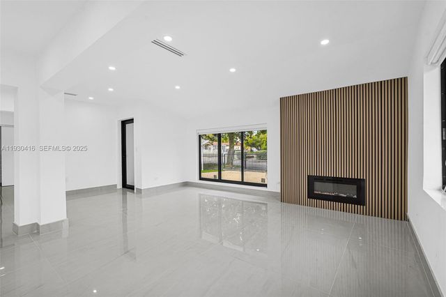 998 SW 11th St, Miami, FL 33129