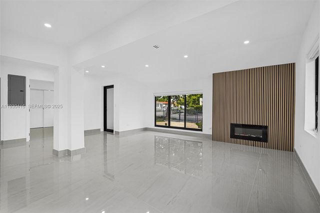 998 SW 11th St, Miami, FL 33129