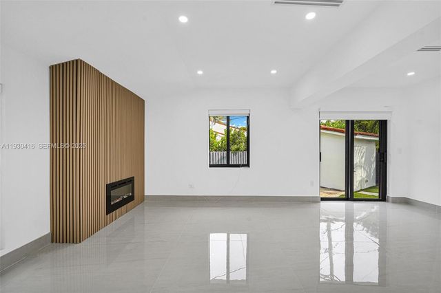 998 SW 11th St, Miami, FL 33129