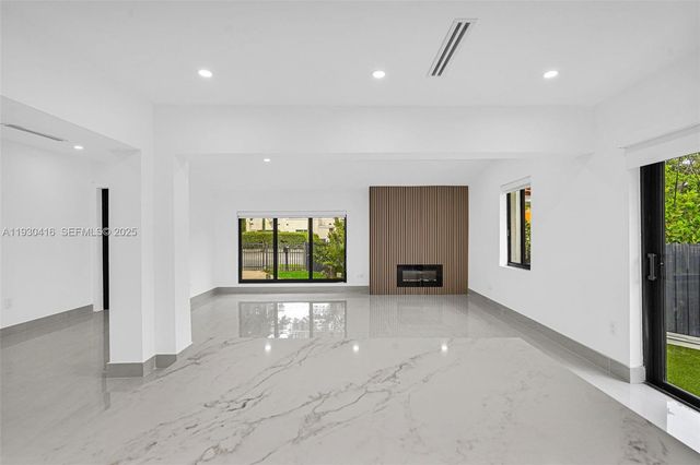 998 SW 11th St, Miami, FL 33129