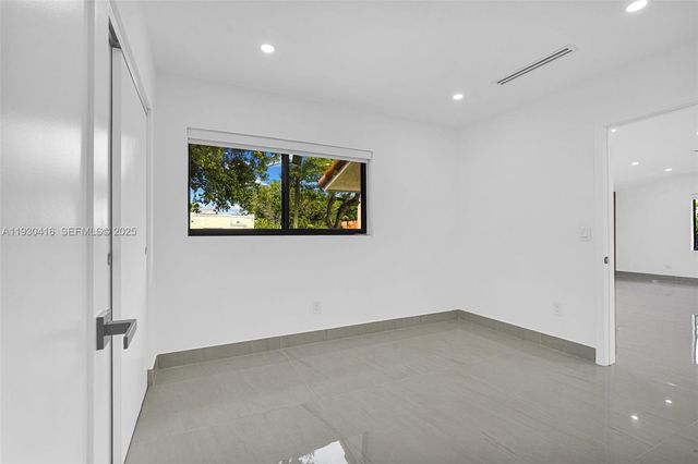 998 SW 11th St, Miami, FL 33129