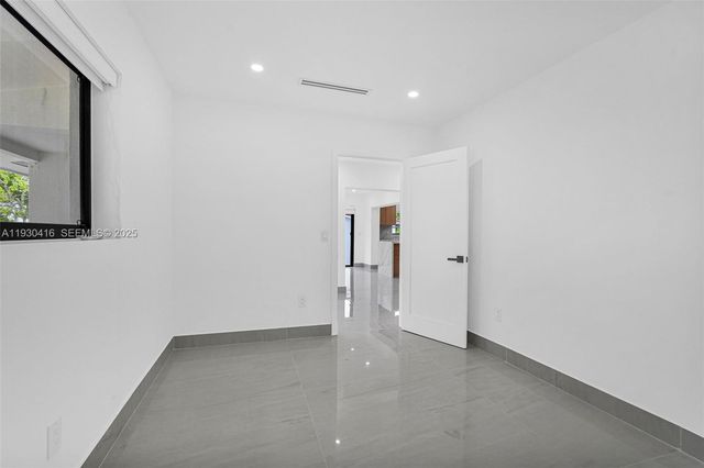 998 SW 11th St, Miami, FL 33129