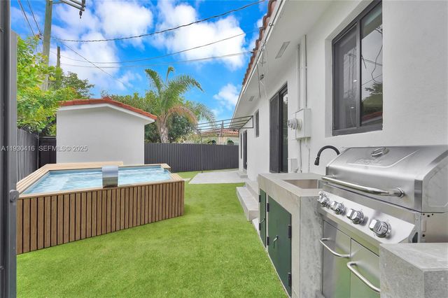 998 SW 11th St, Miami, FL 33129