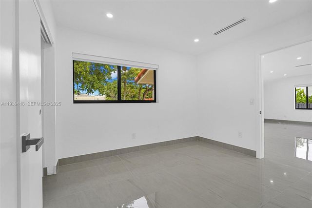 998 SW 11th St, Miami, FL 33129