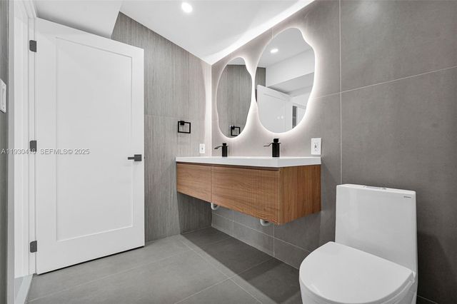 998 SW 11th St, Miami, FL 33129