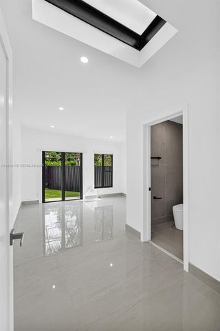 998 SW 11th St, Miami, FL 33129